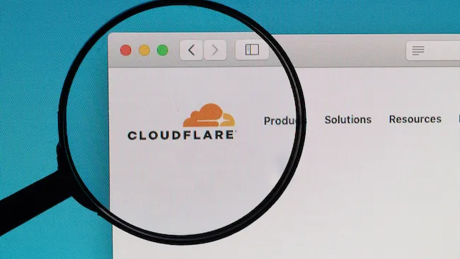 AI Labyrint: Cloudflares nye v&aelig;rkt&oslash;j narer AI-crawlere med falske websider