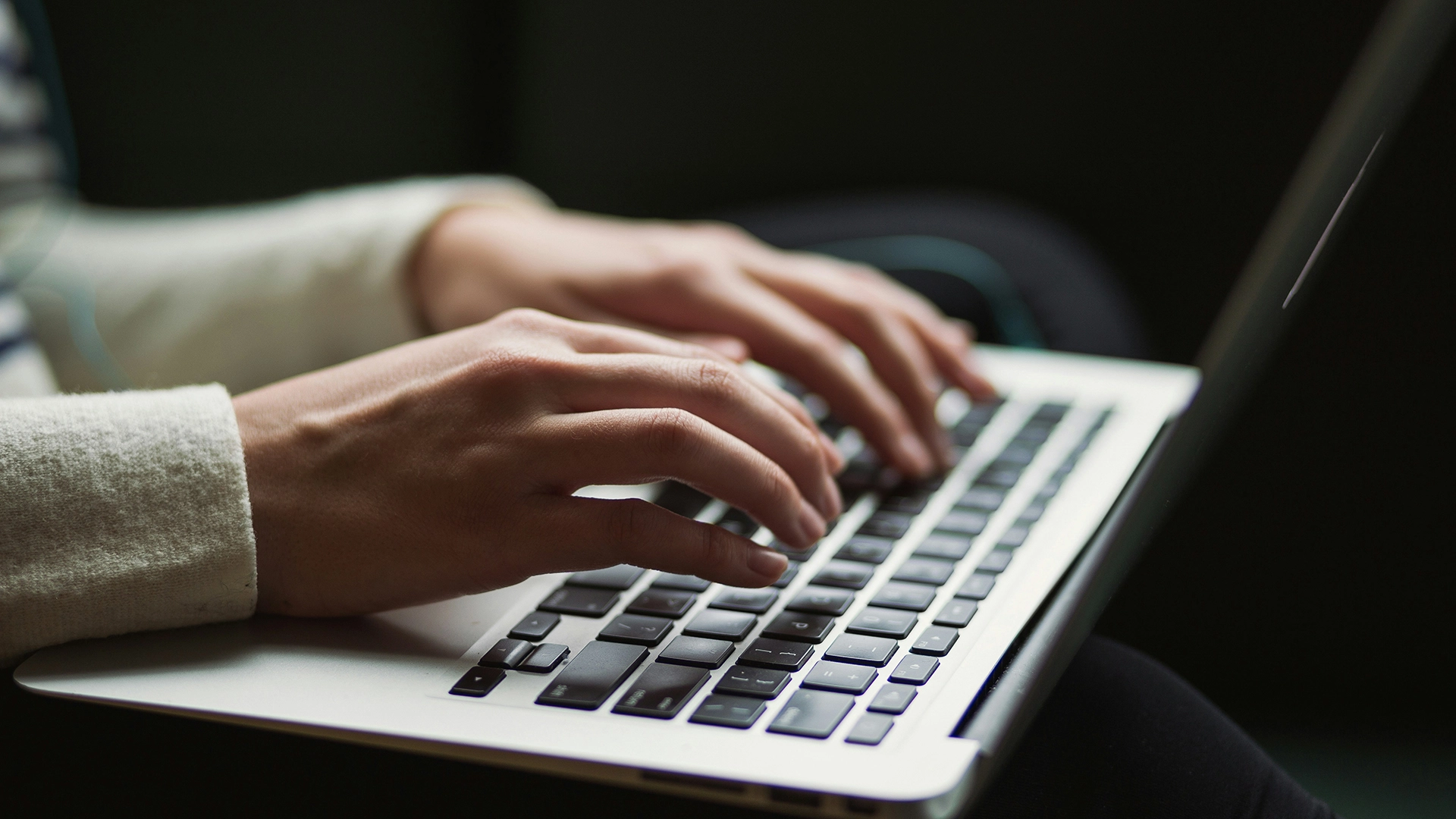 Skriveplatformen NanoWriMo Lukker Midt i Kontroverser om AI og Indholdsmoderation