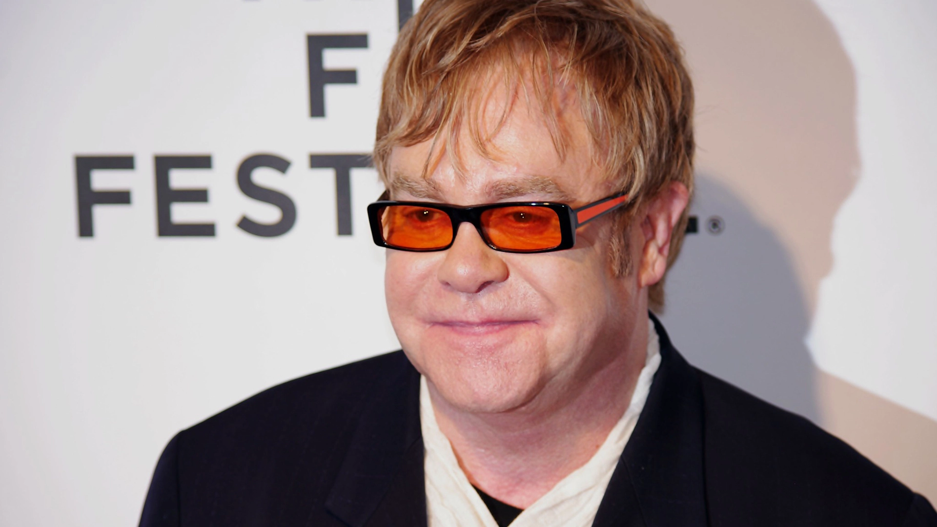 Flere kunstnere, inklusiv Elton John, fordømmer Storbritanniens AI ophavsretsplan